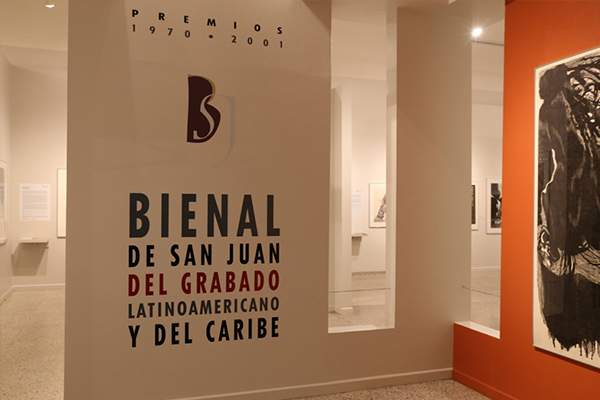 Vista de sala de la exhibicion "Premios de la Bienal de San Juan del Grabado Latinoamericano y del Caribe: 1970-2001"